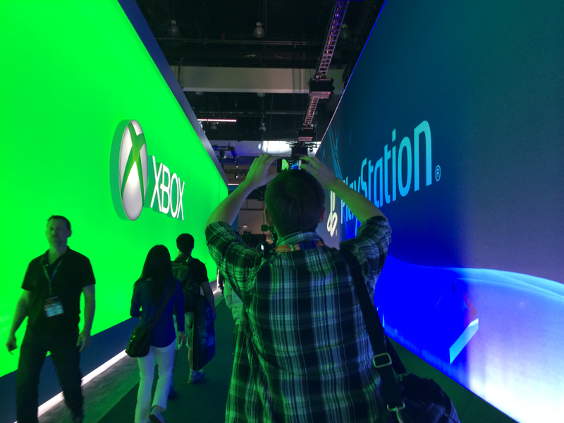 Illustration for article titled Pictures of People Taking Pictures of Things At E3 2014